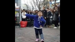 舞蹈视频 - 在首尔街头跳防弹Not Today的小女孩