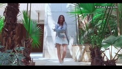 舞蹈视频 - 美女模仿翻跳张韶涵淋着雨儿一起舞