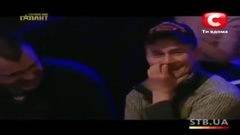 音乐短片 - Жесть!Тупая блондинка опозорилась на сцене Украина мае талант ааххахахха