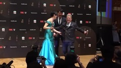 华语群星 - 林家栋惠英红后台亲吻奖杯 曾志伟得最佳男配兴奋大跳_娱乐快报17.04.10