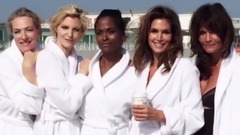 音乐短片 - Cindy Crawford Reunites With '90s Supermodels For Epic Photo Shoot