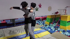 音乐短片 - GYMNASTICS BLINDFOLDED!