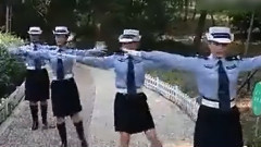 网络音乐 - 女警一首歌,比小苹果好听10倍!
