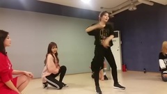 涩琪(Red Velvet),SONAMOO,OH MY GIRL,柳秀静(Lovelyz),玟星(MAMAMOO) - Uh-ee