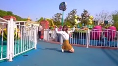 舞蹈视频 - 邻家小妹游乐场热舞