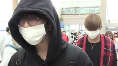 田柾国(防弹少年团),V(防弹少年团) - Liveen新闻频:在清晨迷雾中防弹少年团仁川机场出境