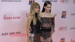 音乐短片 - Delilah Belle and Amelia Gray Hamlin 2017 Race to Erase MS Gala Orange Carpet