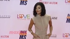 音乐短片 - Jessica Szohr 2017 Race to Erase MS Gala Orange Carpet