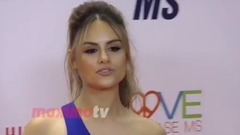 音乐短片 - Pia Toscano 2017 Race to Erase MS Gala Orange Carpet