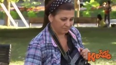 音乐短片 - The little girl found passers-by to help her photograph