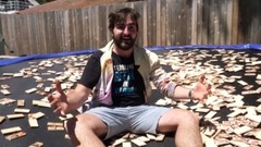 音乐短片 - Diving into 1000 Mousetraps in 4K Slow Motion - The Slow Mo Guys