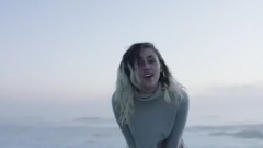 音乐短片 - Malibu (Official Video)