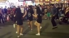 搞笑音乐,音乐短片,舞蹈视频 - 四个萌妹子街头曳步舞,围观中一男子踢馆...