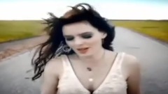 音乐短片 - Nil Karaibrahimgil - Hakk nda Her eyi Duymak stiyorum Dinle zlesene.com