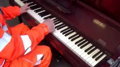 音乐短片 - Workers at work run out of street piano