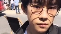TFBOYS,易烊千玺 - 易烊千玺游丹麦吃生蚝直播全程
