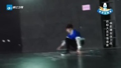 王嘉尔(GOT7),鹿晗 - 王嘉尔躲追击被鹿晗套路表演后空翻
