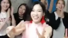太妍(少女时代) - 伴舞們在后台迎接太妍