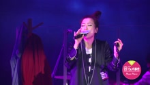 郑秀文 - 郑秀文露美腿开唱 慵懒嗓音让粉丝恋爱