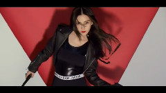 Angelababy - Angelababy诠释女特工手拿双枪酷帅有型