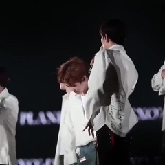 EXO,边伯贤(EXO),XIUMIN(EXO) - 大哥给阿爸撩衣服