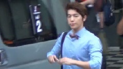 Super Junior - 东海含着棒棒糖离开摄影棚