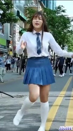 韩国群星,舞蹈视频 - 170520 도희(The Bella) - Russian Roulette(red velvet) 新村游击路演