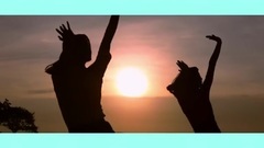 韩国群星 - 00后长腿女团复古俏皮出道曲_超清