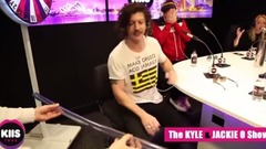 音乐短片 - Peking Duk’s Reuben collapses after getting cockroach in mouth Daily Mail Online