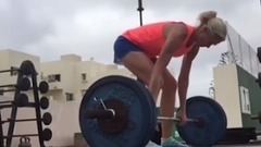 音乐短片 - Nell McAndrew shows off her fitness skills with 105kg deadlift Daily Mail Online