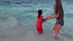 音乐短片 - Scary Killer Clown Attacks Kids On The Beach! Scary Clown Chase (SKIT)