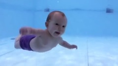 音乐短片 - Младенцы бесстрашно плавают, ныряют и чувствуют себя как рыба в воде