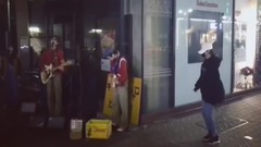 T-ara,朴孝敏(T-ara) - 朴孝敏在街头艺人旁边跳舞Instagram