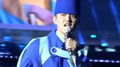 EXO - D.O 扔礼物