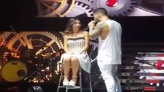 音乐短片 - Tengo Un Amor - Maluma en Mendoza 'Besa a Fan' (6.12.16 Arena Maipu) #