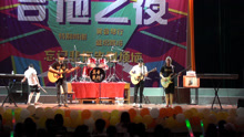  - 演唱会现场，唱到假音时，观众合唱《你瞒我瞒》