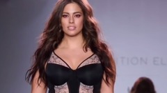 音乐短片 - Plus-size model Ashley Graham showcases her curves in black lace underwear on the runway