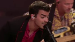 DNCE - Kissing Strangers