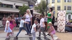 音乐短片 - У девушки шикарный голос! Народное караоке!