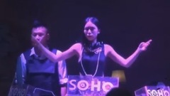 网络音乐 - 亲爱的咱不哭