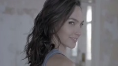 欧美群星,Gal Gadot - 盖尔·加朵性感牛仔裤拍摄写真