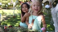 音乐短片 - Enchantimals Dolls meet BESTIES Everleigh and Ava in an enchanting forest with real magical animals!