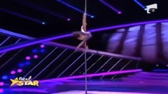 音乐短片 - Emily Moskalenko, număr spectaculos de acrobație la bară