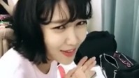 少女时代,秀英(少女时代) - 秀英边吃东西边唱Red Flavor