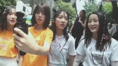 华语群星 - 美女遭遇成都宽窄巷子美食,还能有这种操作?