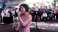 音乐短片 - 下岗 女工在街头演唱