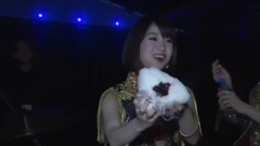 AKB48,前田敦子,大岛优子 - 前田敦子差点把大岛优子的超级大饭团掉地上了!