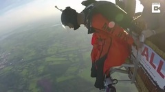 欧美达人 - Iron Man flies through the skies with jet engines strapped to his boots
