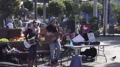 音乐短片 - 美国街头艺人深情演唱 旁边的流浪汉情侣跳起舞来