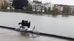 欧美达人,搞笑音乐 - 笑死人!后面的大哥太惨了...